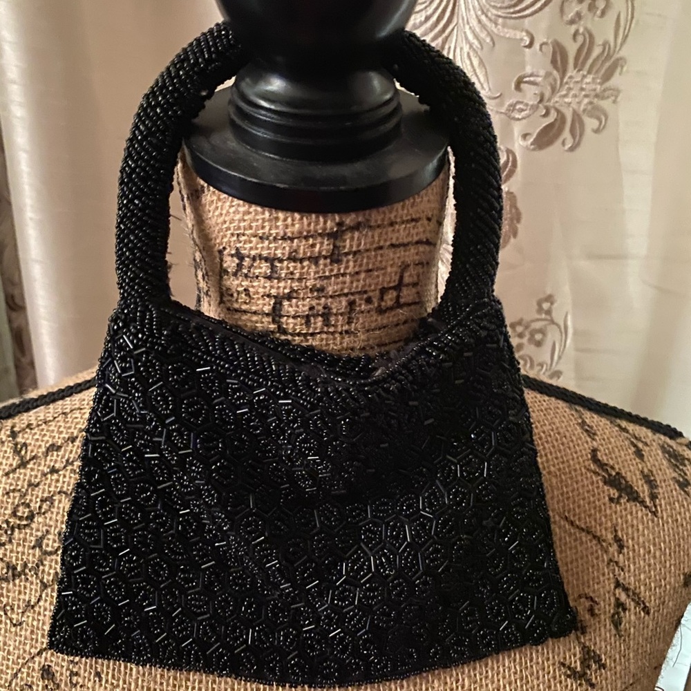 Vintage darling tiny beaded evening bag Gorg !